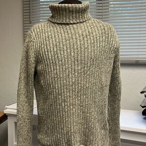Cherokee medium turtleneck sweater